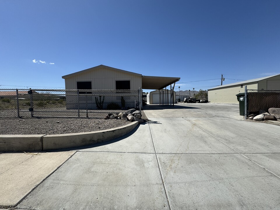 1541 Palma Rd in Bullhead City, AZ - Foto de edificio