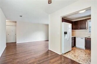 76 Sandalwood Cir in Lawrenceville, GA - Foto de edificio - Building Photo
