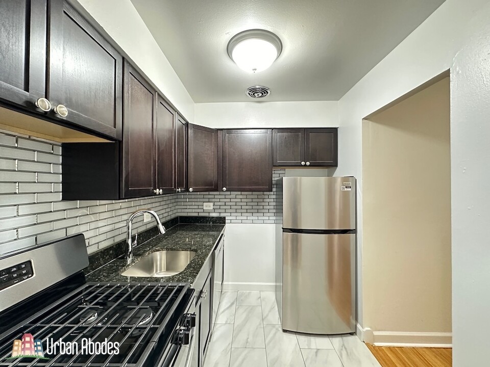 6836 N Sheridan Rd, Unit M05B in Chicago, IL - Building Photo