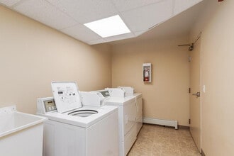 Fairway Plaza in Medicine Hat, AB - Foto de edificio - Building Photo