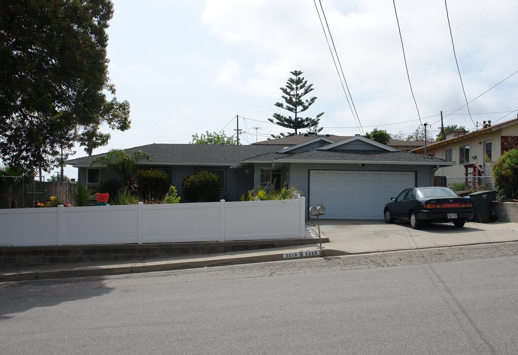 2556 Sunset Dr in Ventura, CA - Building Photo