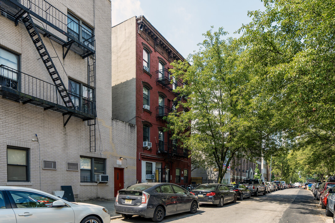 108 DuPont St in Brooklyn, NY - Building Photo