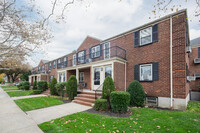 6905 215th St in Oakland Gardens, NY - Foto de edificio - Building Photo