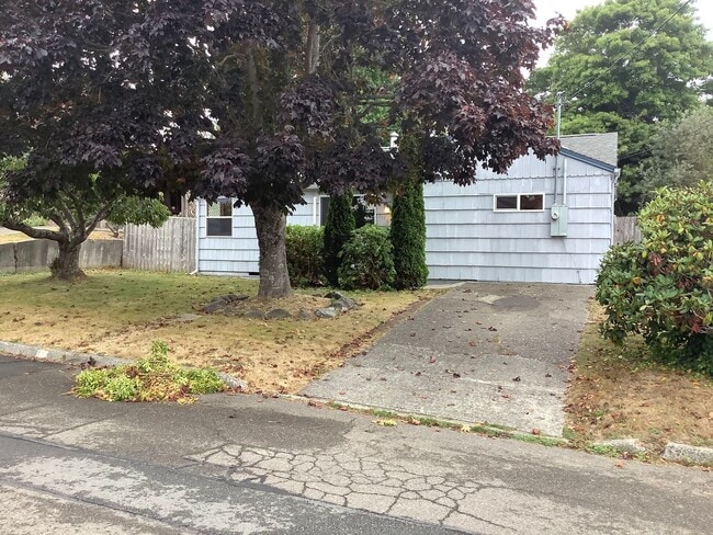 2156 Lombard St in North Bend, OR - Building Photo - Building Photo