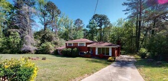 2416 Miriam Ln in Decatur, GA - Building Photo