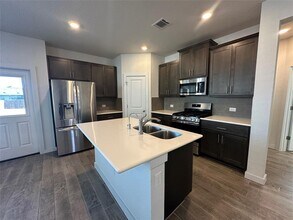 212 Whisper Rill Dr in Hutto, TX - Foto de edificio - Building Photo