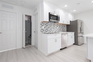 713 SW 4th Ct in Hallandale Beach, FL - Building Photo