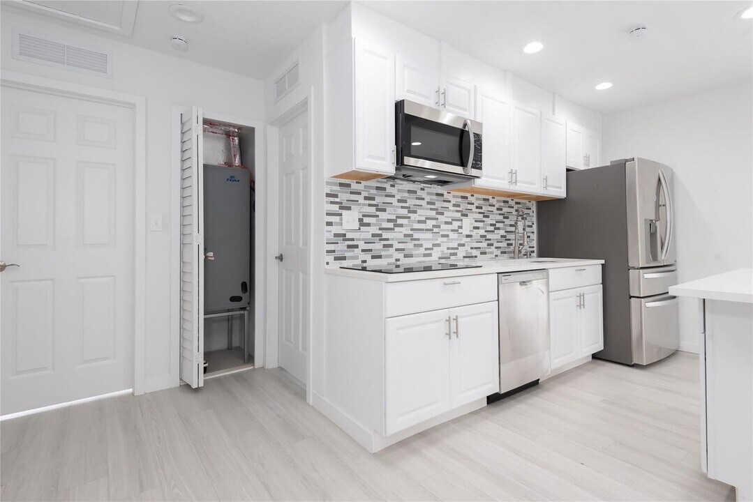 713 SW 4th Ct in Hallandale Beach, FL - Foto de edificio