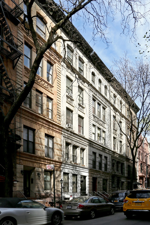 71 W 68th St in New York, NY - Building Photo