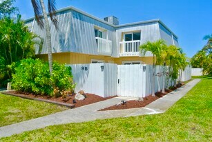 141 E Riverside Dr in Jupiter, FL - Building Photo