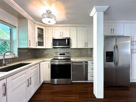 61 Collins Ave in Miami Beach, FL - Building Photo
