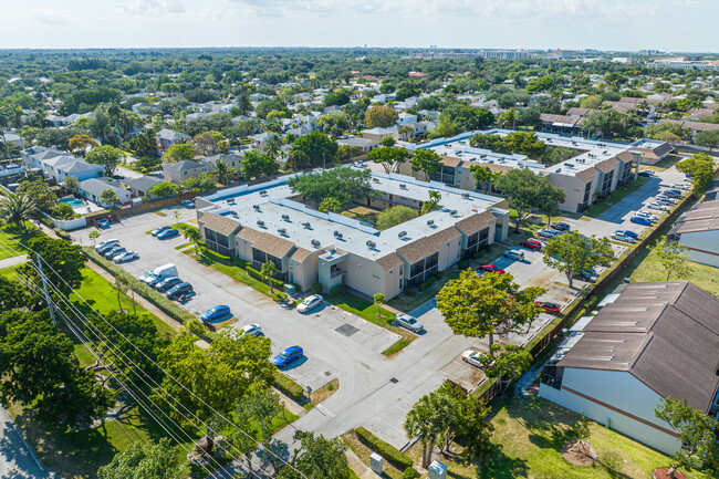 Country Pines in Davie, FL - Building Photo - Building Photo