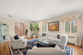 23 Parkside Dr in Great Neck, NY - Building Photo - Building Photo