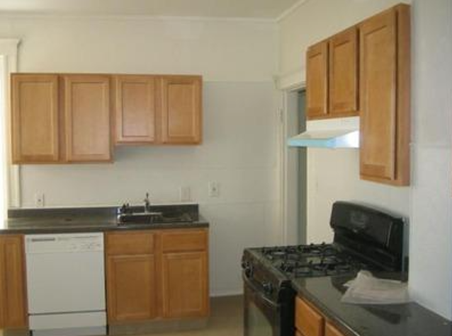 724 Washington St, Unit 1 in Brookline, MA - Building Photo - Building Photo