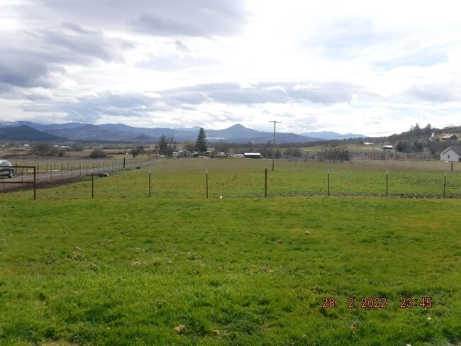 2105 Stevens Rd in Eagle Point, OR - Building Photo - Building Photo