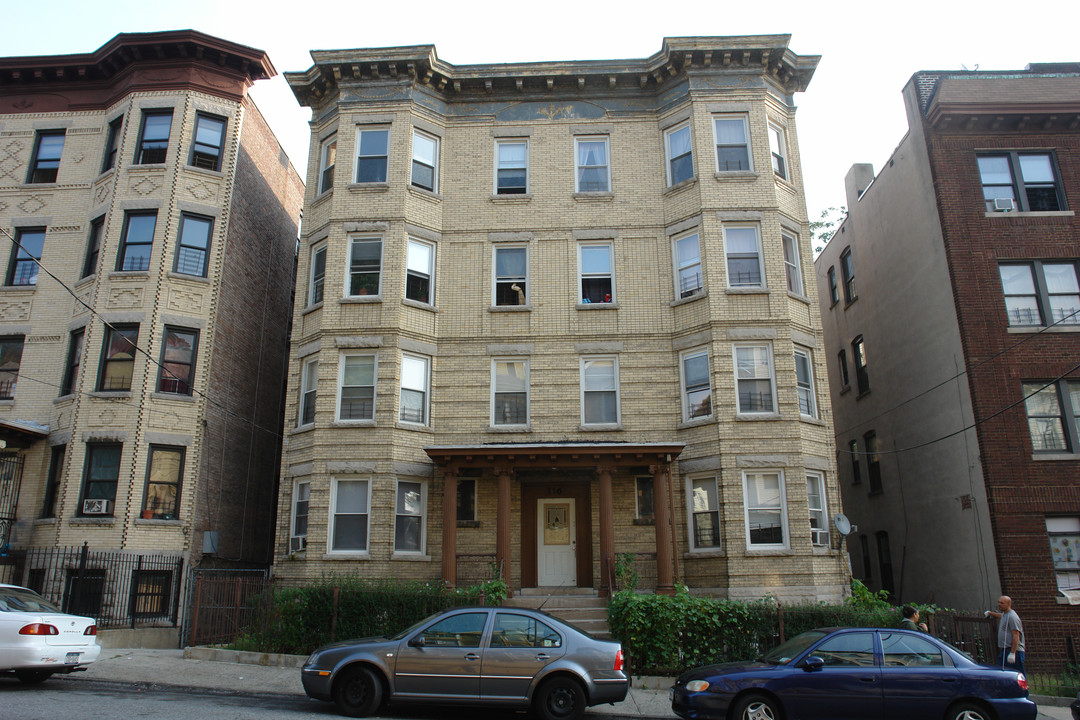 116 Saratoga Ave in Yonkers, NY - Building Photo