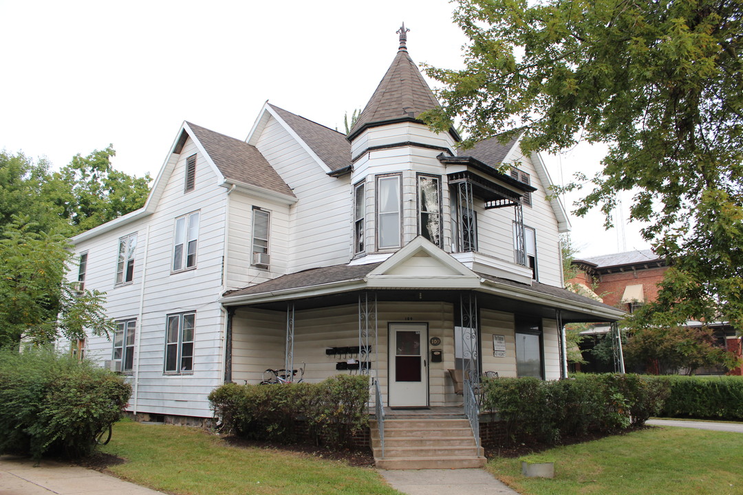 109 N Washington St in Warsaw, IN - Building Photo