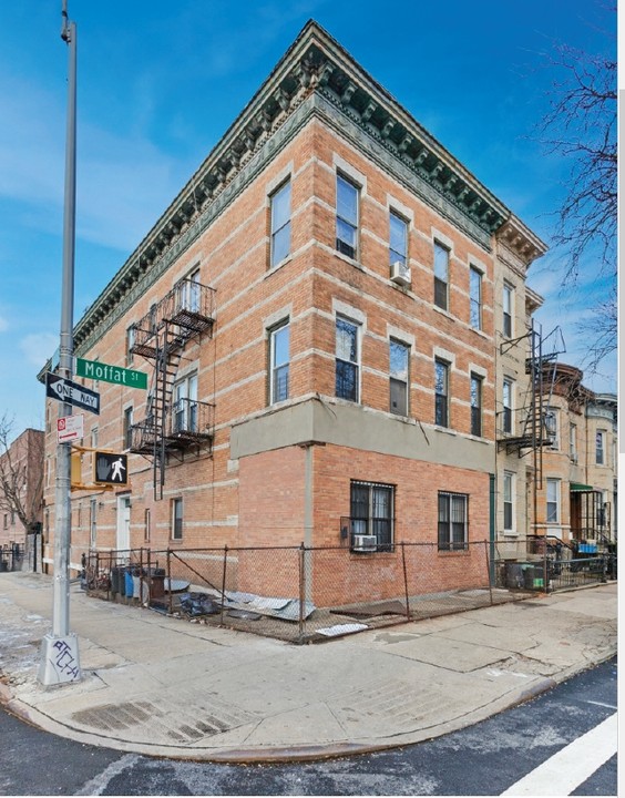 697 Evergreen Ave in Brooklyn, NY - Building Photo