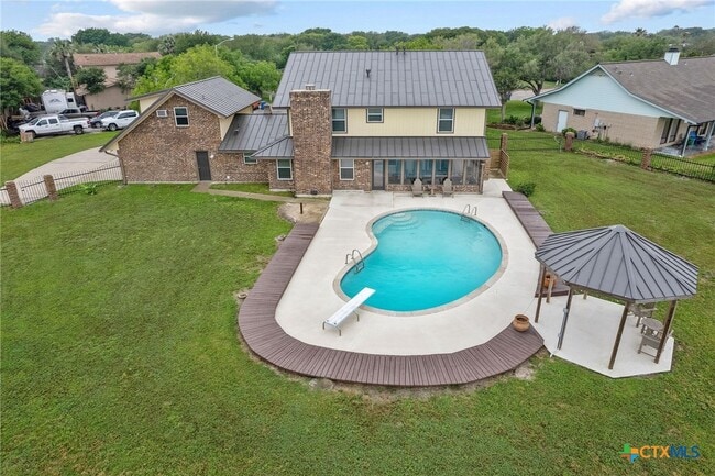 property at 8 Las Brisas Pl
