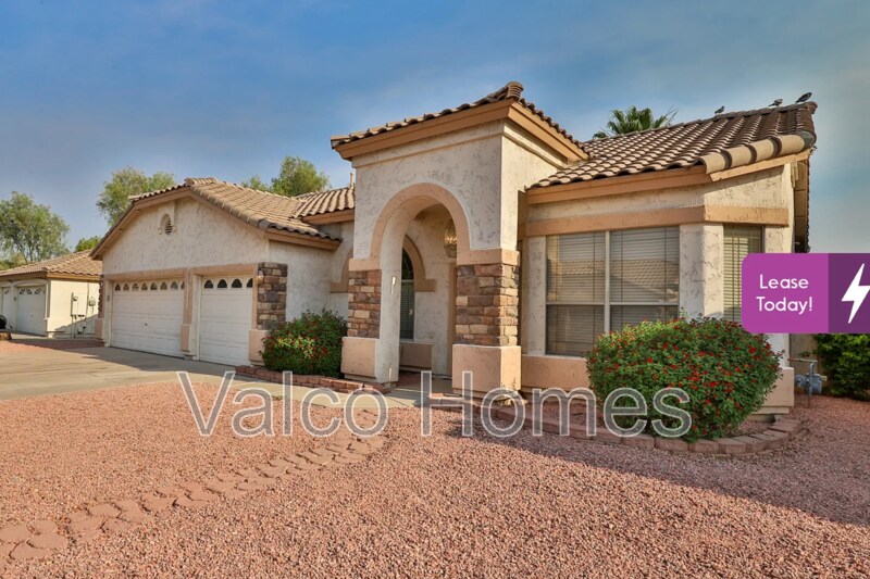 8338 W Rose Ln in Glendale, AZ - Building Photo