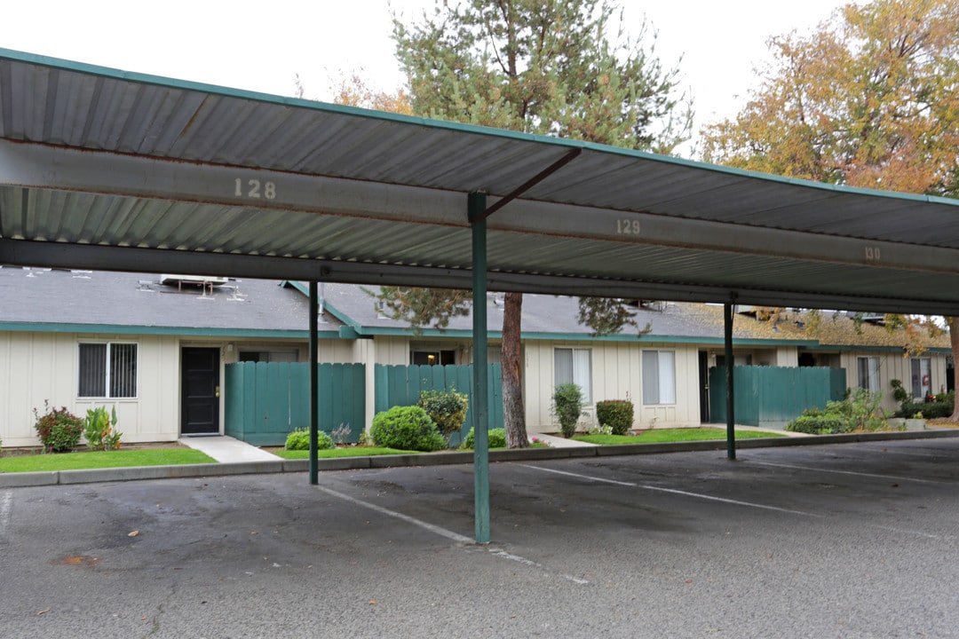 Ashtree Apartments in Clovis, CA - Building Photo