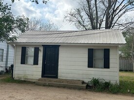 1107 Pine St in Bastrop, TX - Building Photo