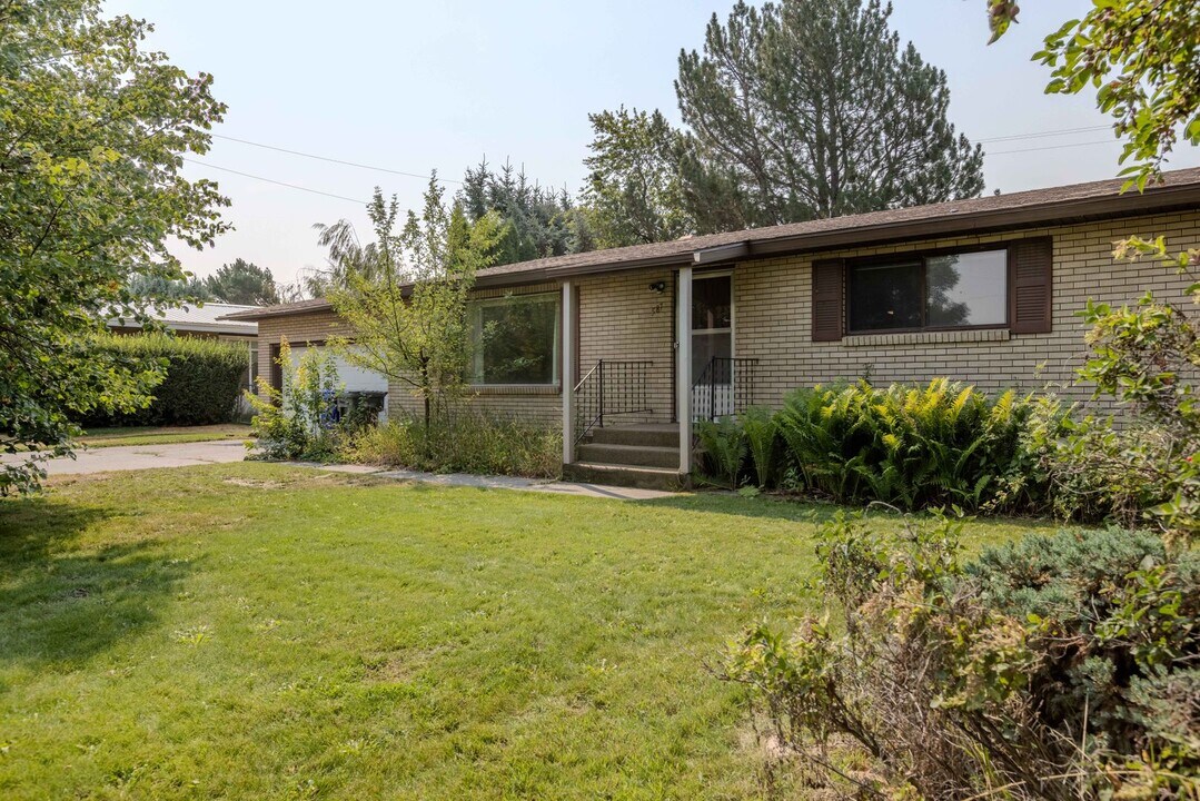 587 W Main St in Rexburg, ID - Building Photo