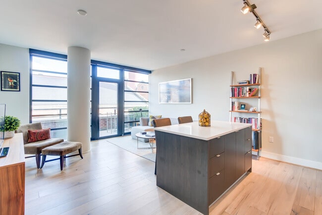 1300 4th St SE, Unit 414 in Washington, DC - Foto de edificio - Building Photo