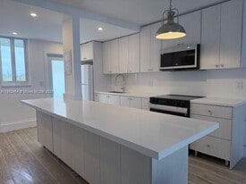 3000 Marcos Dr in Aventura, FL - Building Photo