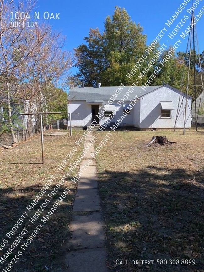 1004 N Oak St in Ponca City, OK - Building Photo - Building Photo