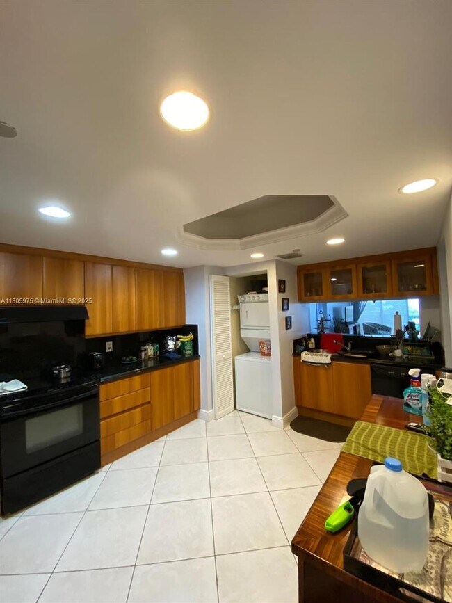 9559 Collins Ave in Surfside, FL - Building Photo - Building Photo