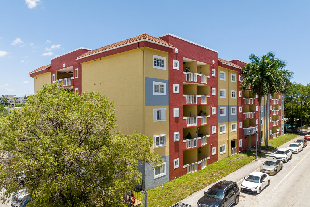 Sunshine Condominiums in Hialeah, FL - Building Photo