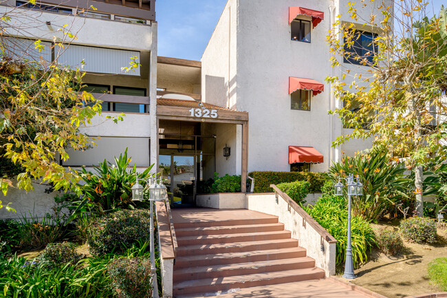 1325 Valley View Rd, Unit 205 in Glendale, CA - Building Photo - Building Photo