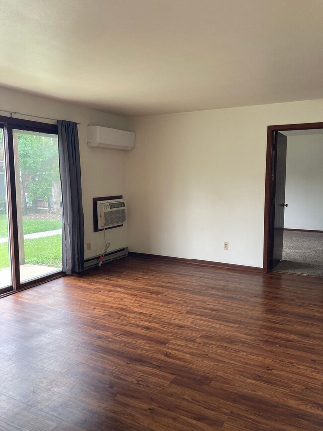 Immaculate 1 Bedroom Apartment in Rockford, IL - Building Photo - Building Photo