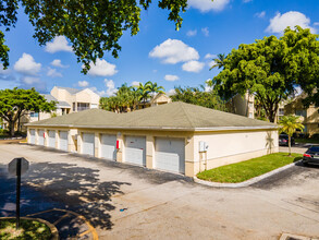 Sun Vista Gardens in Tamarac, FL - Foto de edificio - Building Photo