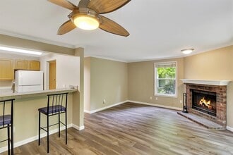 10026 NE 127th Pl, Unit D116 in Kirkland, WA - Building Photo - Building Photo