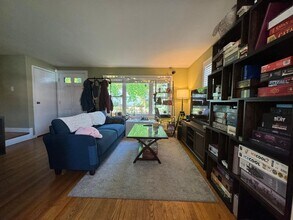 112 Rowe St in Newton, MA - Building Photo - Building Photo