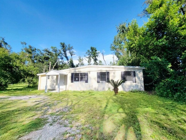 property at 906 N Veterans Dr