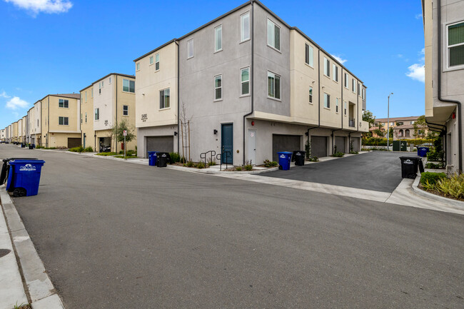 Agualuna in San Diego, CA - Building Photo - Building Photo