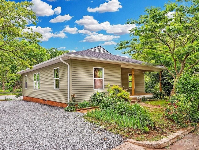 123 Edwards Ave in Swannanoa, NC - Foto de edificio - Building Photo