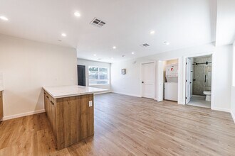 1857 Crenshaw Blvd in Los Angeles, CA - Building Photo - Building Photo
