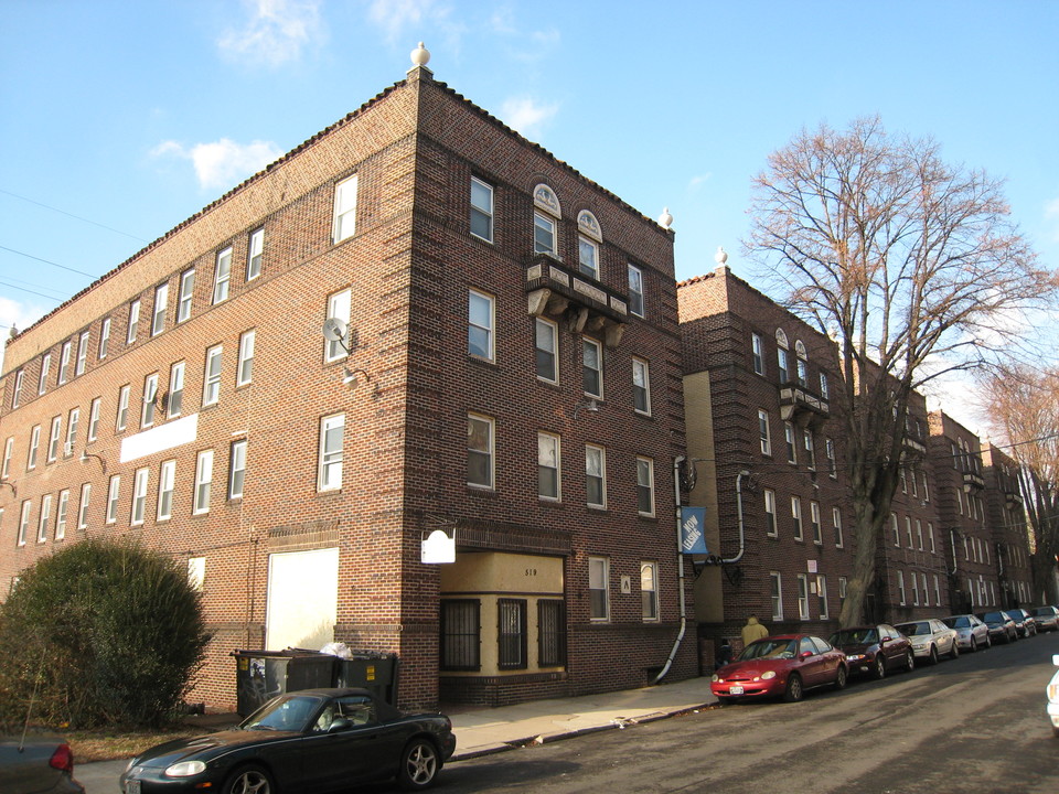 King's Manor Apartments in Philadelphia, PA - Building Photo