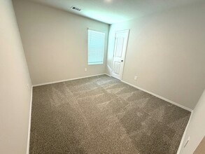 211 Wirecrested Dr in Lockhart, TX - Building Photo - Building Photo