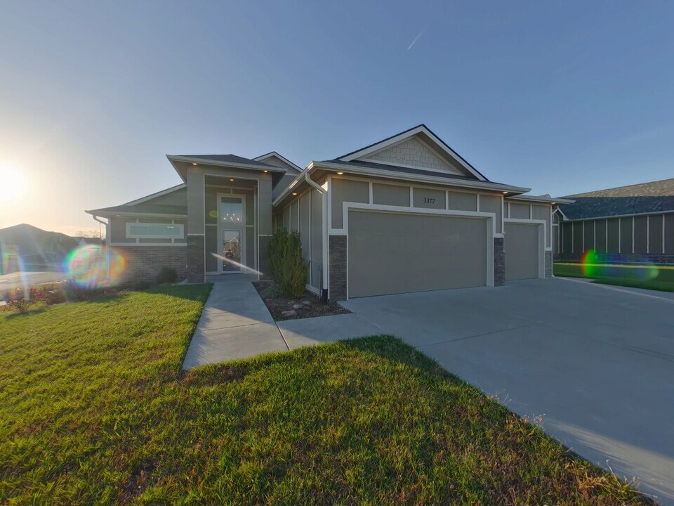1377 S Sierra Hls St in Wichita, KS - Building Photo