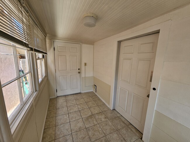 657 W Oliver St in San Pedro, CA - Foto de edificio - Building Photo