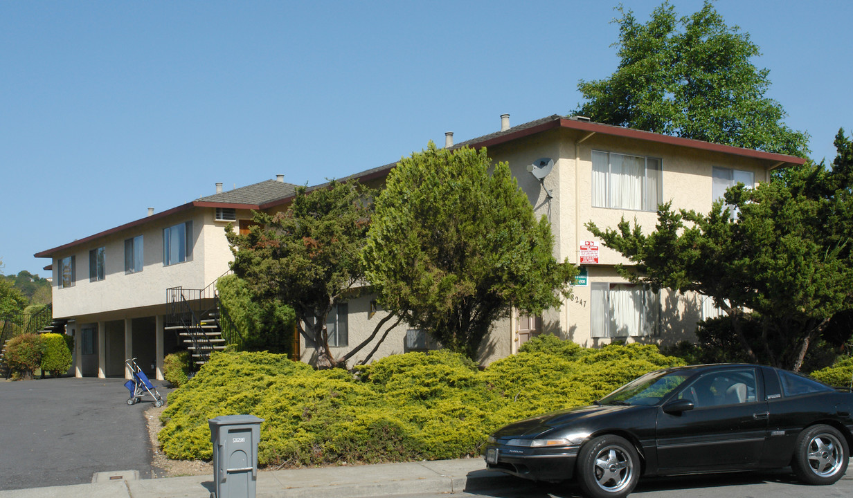 8247 Kelton Dr in Gilroy, CA - Foto de edificio