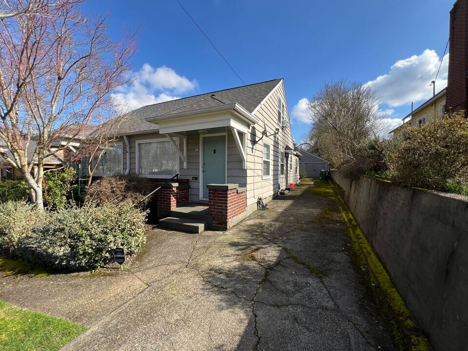 38 NE 61st Ave in Portland, OR - Building Photo