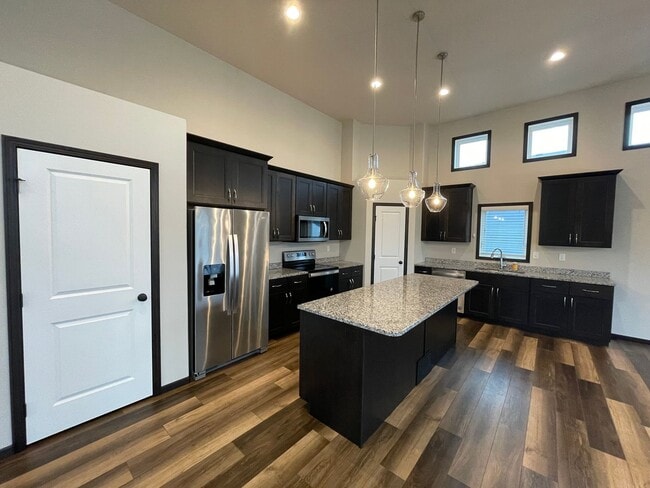 1070 Ashley Dr W in West Fargo, ND - Building Photo - Building Photo