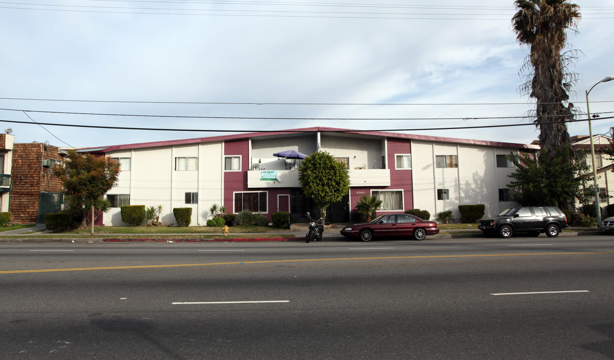 20421 Saticoy St in Canoga Park, CA - Foto de edificio