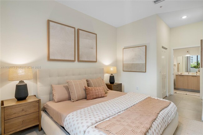 16395 Biscayne Blvd in North Miami Beach, FL - Building Photo - Building Photo